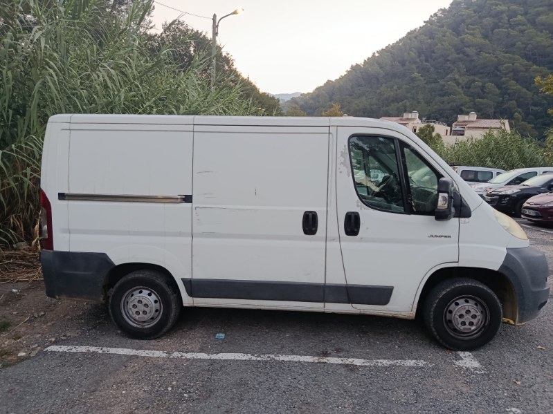 Fourgon utilitaire de l'entreprise stationné sur un chantier des Alpes-Maritimes
